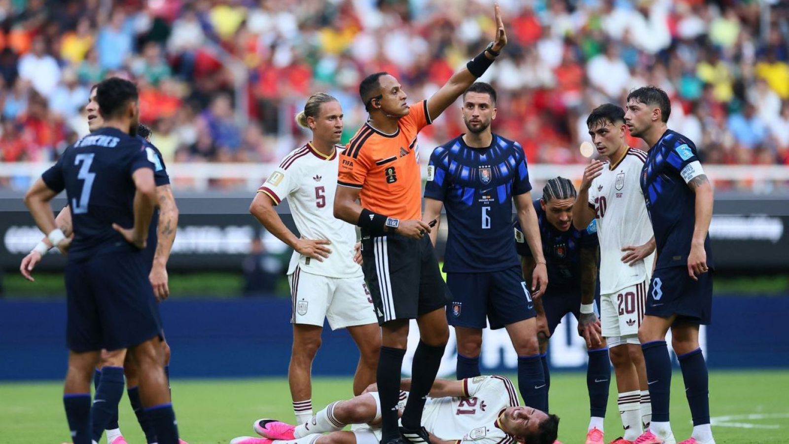 "No se puede explicar lo que hizo": la imagen que generó ola de comentarios en partido Uruguay vs. España
