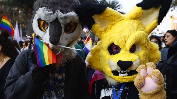 Grupo de furros fue captado en la Marcha del Orgullo 2026 en Santiago
