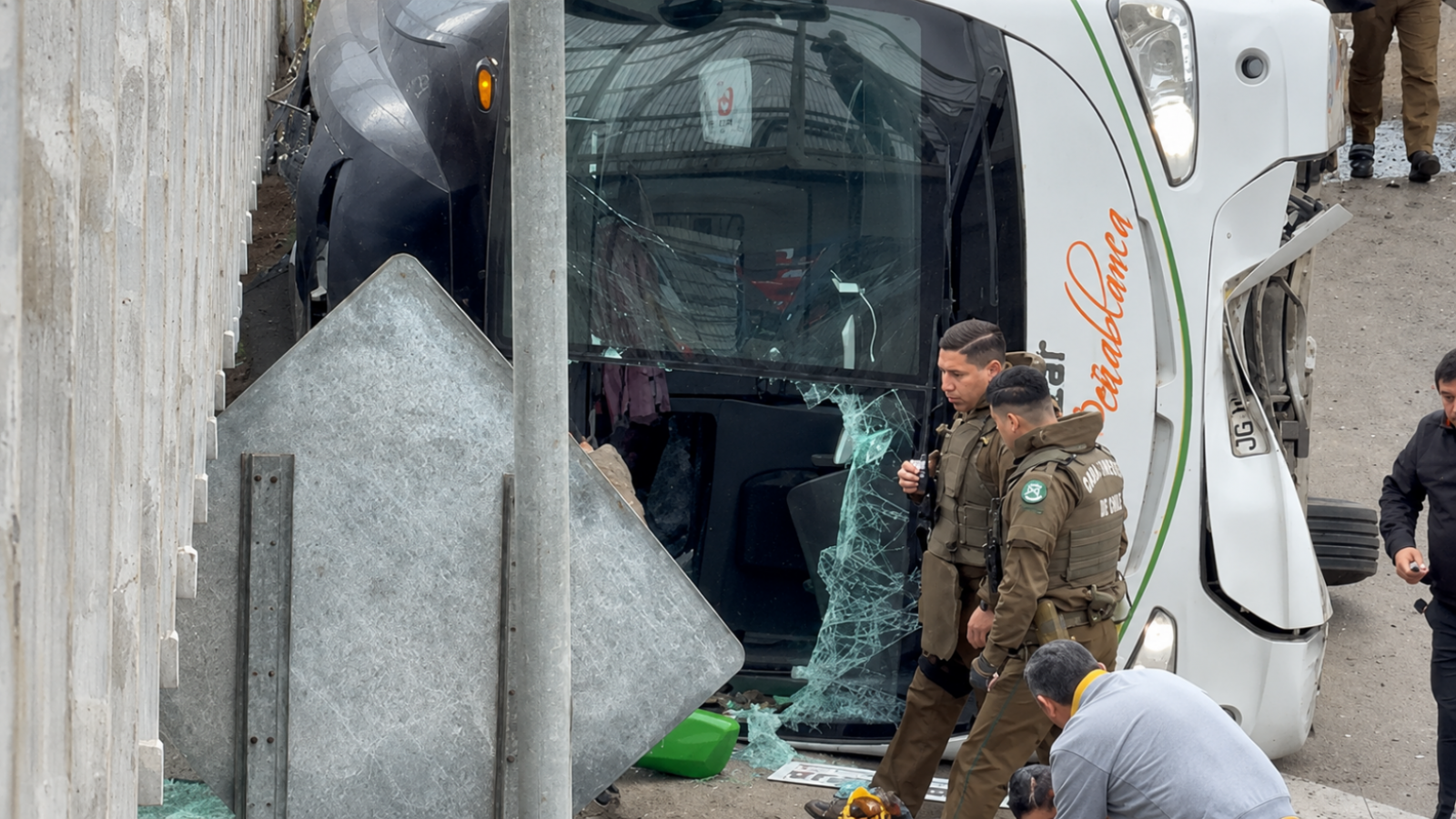 Bus interurbano volcó en Ruta 5 Sur y dejó cerca de 20 personas heridas
