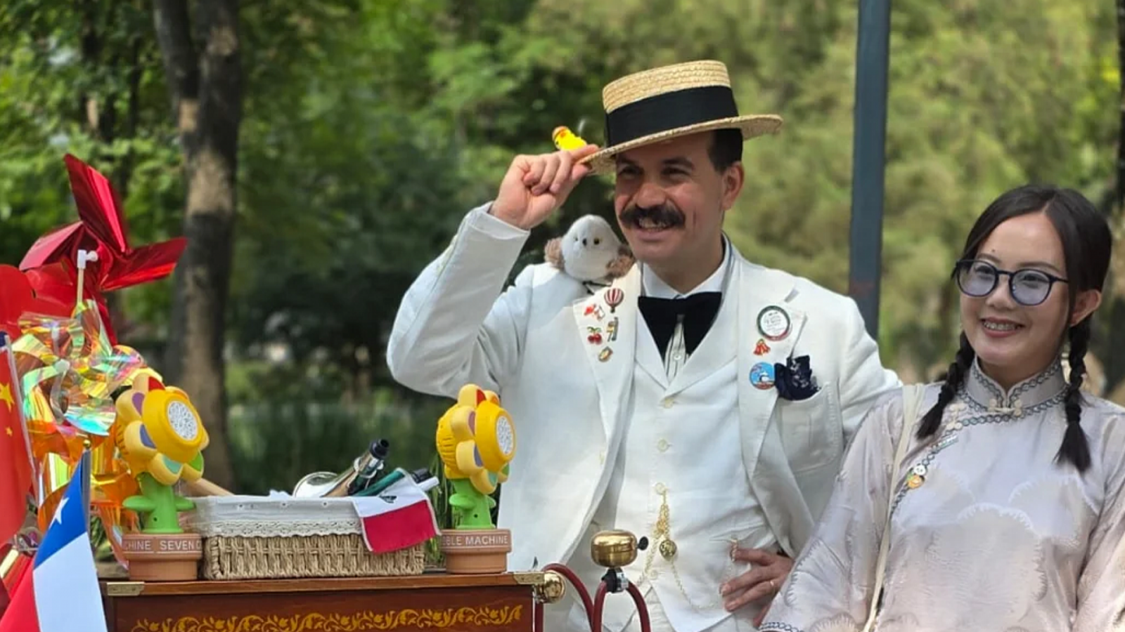 Chileno sorprende en China con tradicional show de organillero
