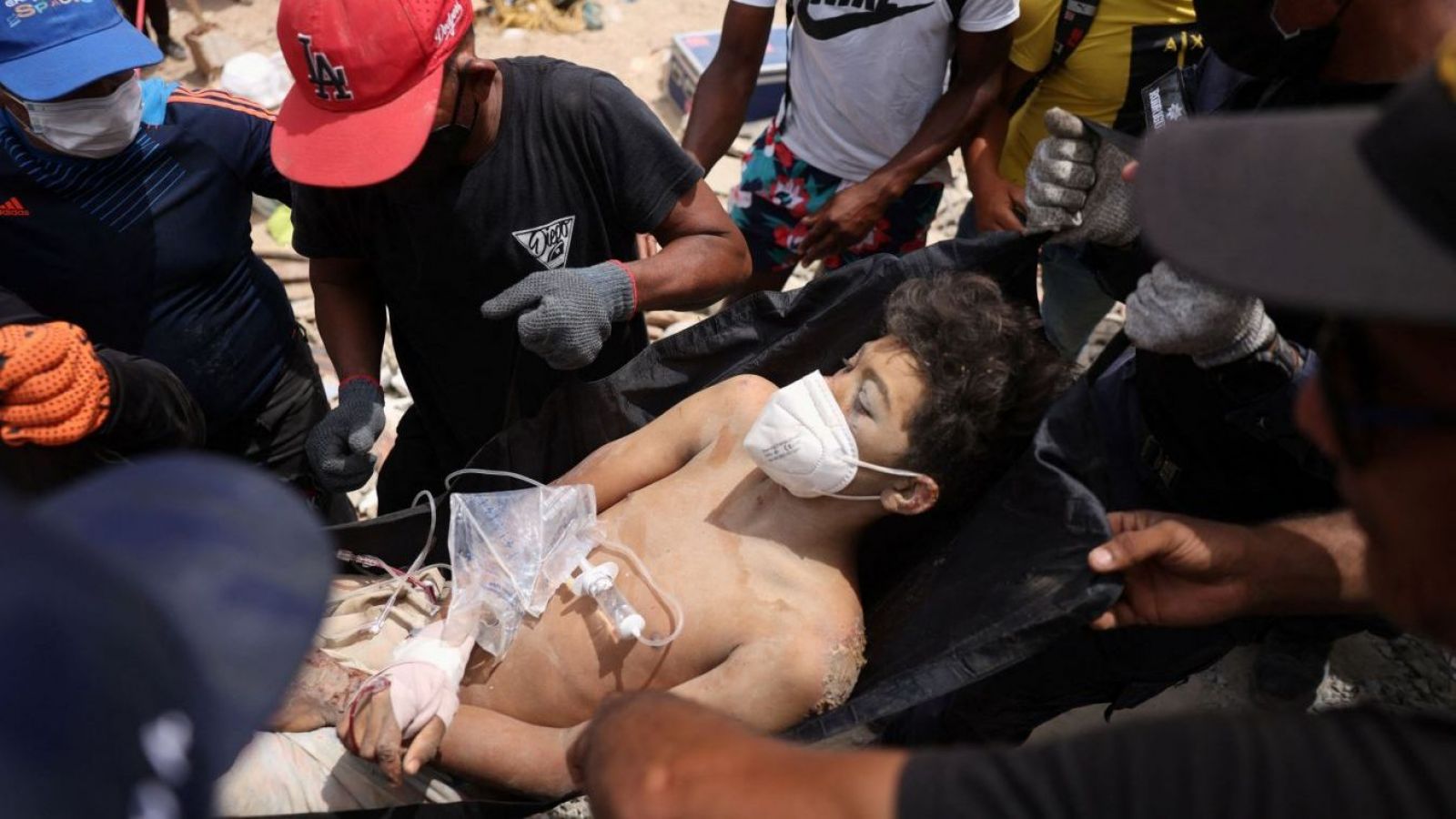 <p>Padre e hijo rescatados con vida tras cuatro días entre los escombros de terremotos en Venezuela</p>
