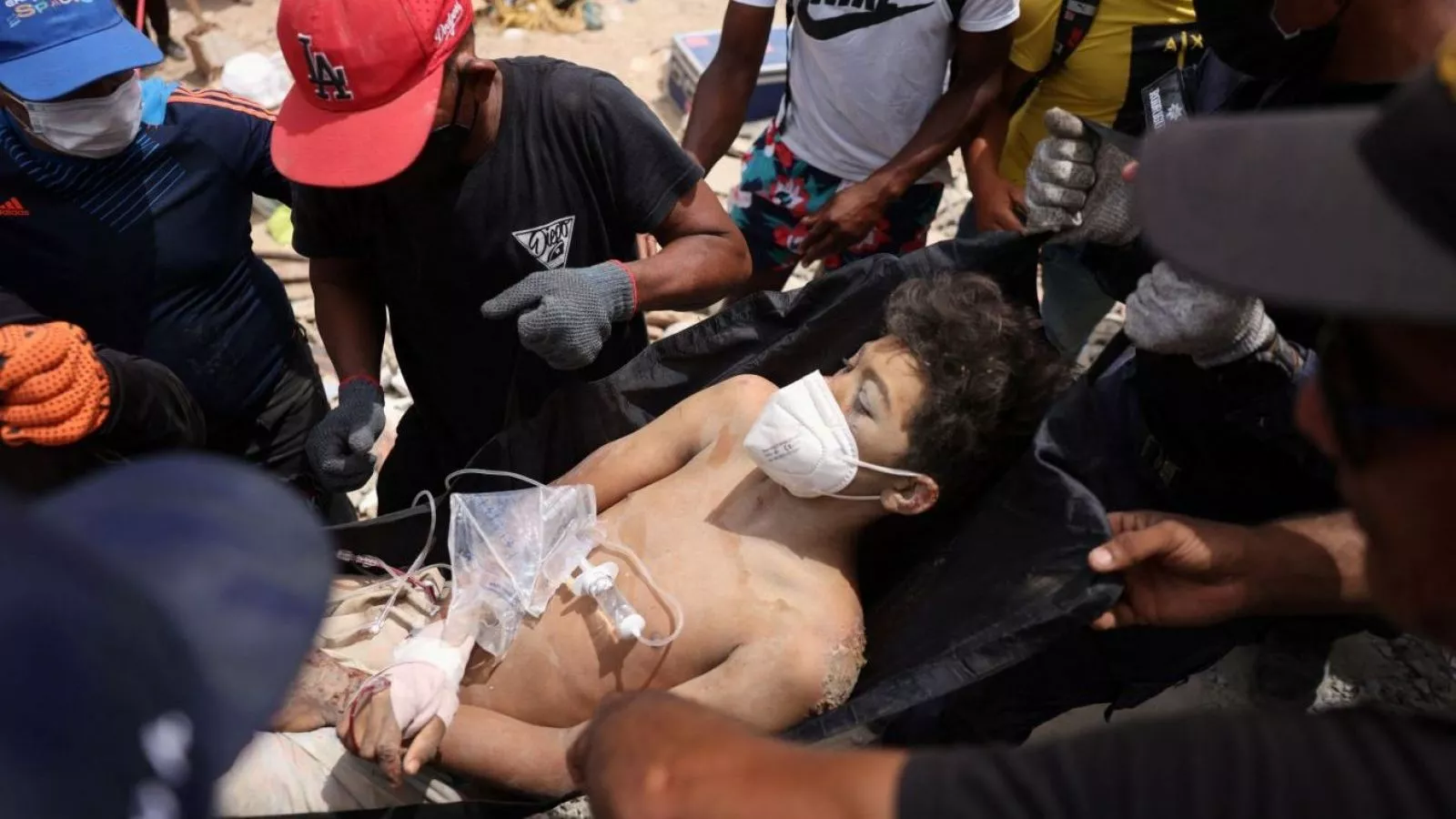 Padre e hijo rescatados con vida tras cuatro días entre los escombros de terremotos en Venezuela