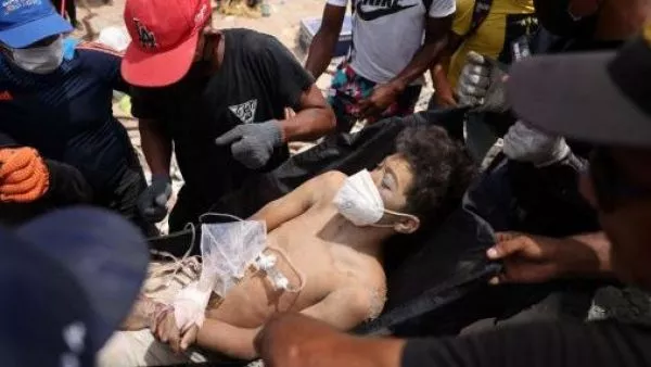 Padre e hijo rescatados con vida tras cuatro días entre los escombros de terremotos en Venezuela