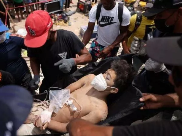 Padre e hijo rescatados con vida tras cuatro días entre los escombros de terremotos en Venezuela