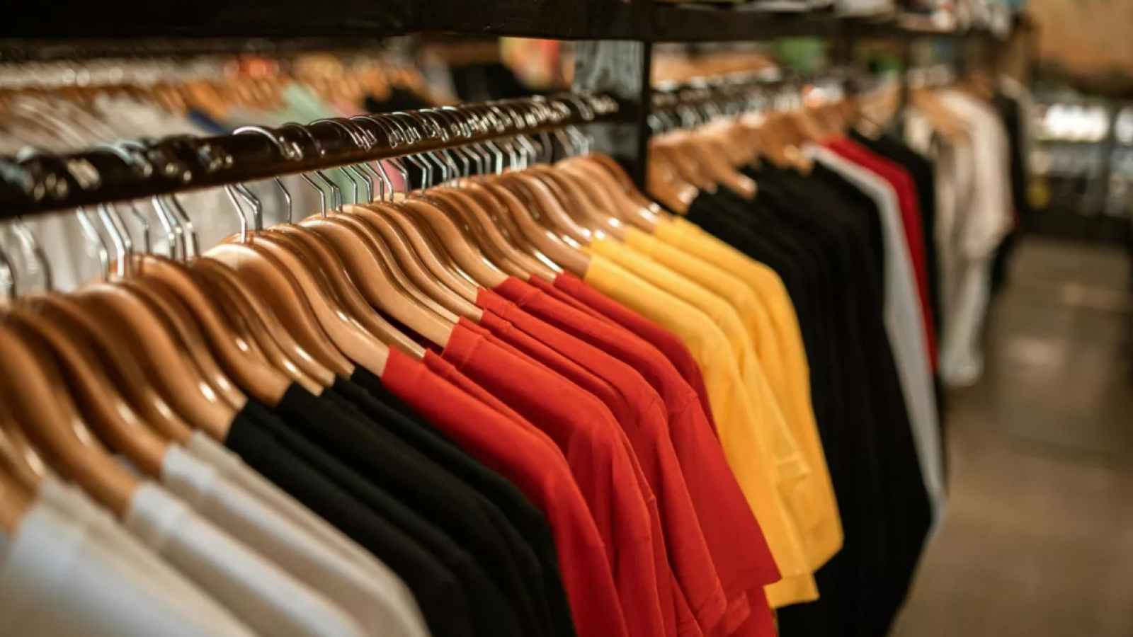 Anuncian venta de bodega con ropa desde los 5 mil pesos
