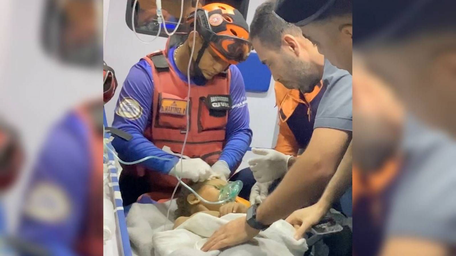 <p>Rescatan a un niño de un edificio derrumbado, a seis días de los sismos en Venezuela</p>
