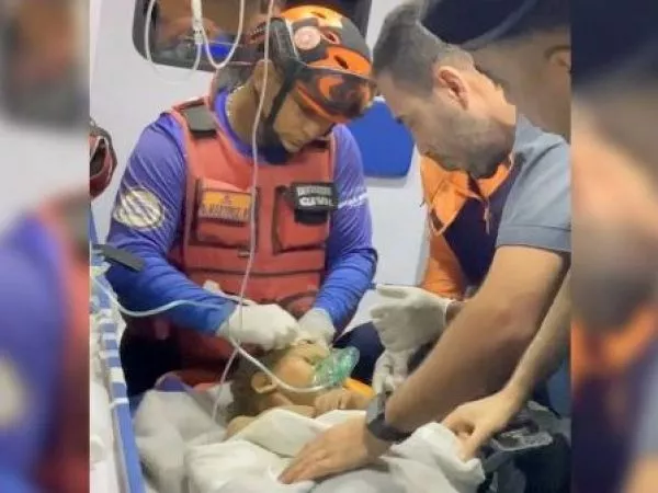 Rescatan a un niño de un edificio derrumbado, a seis días de los sismos en Venezuela