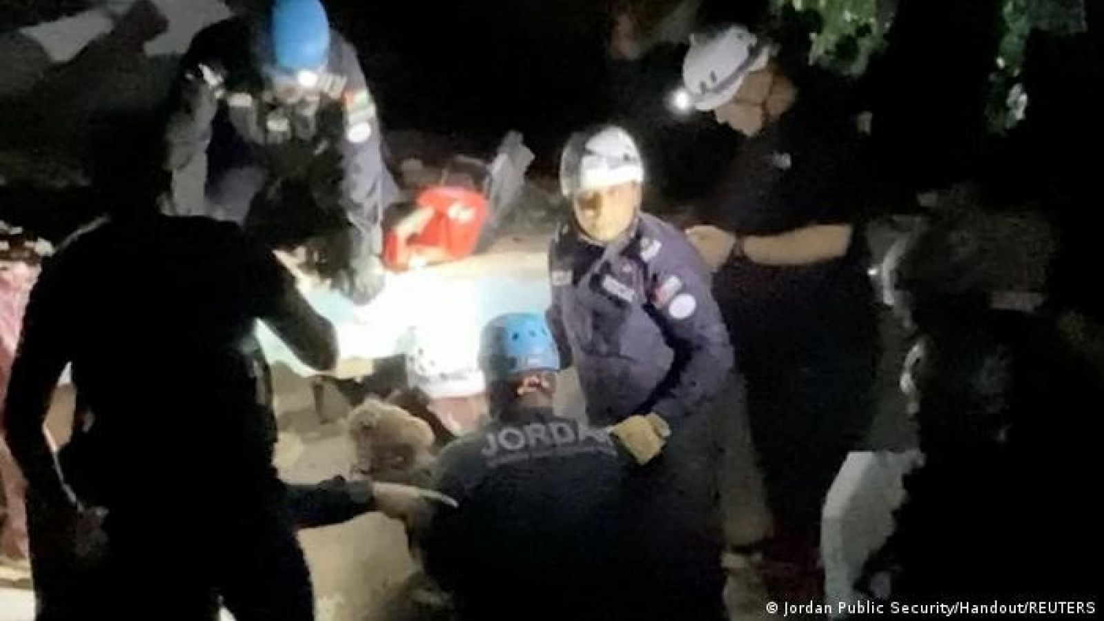 Rescatan a niño en Venezuela seis días después del terremoto
