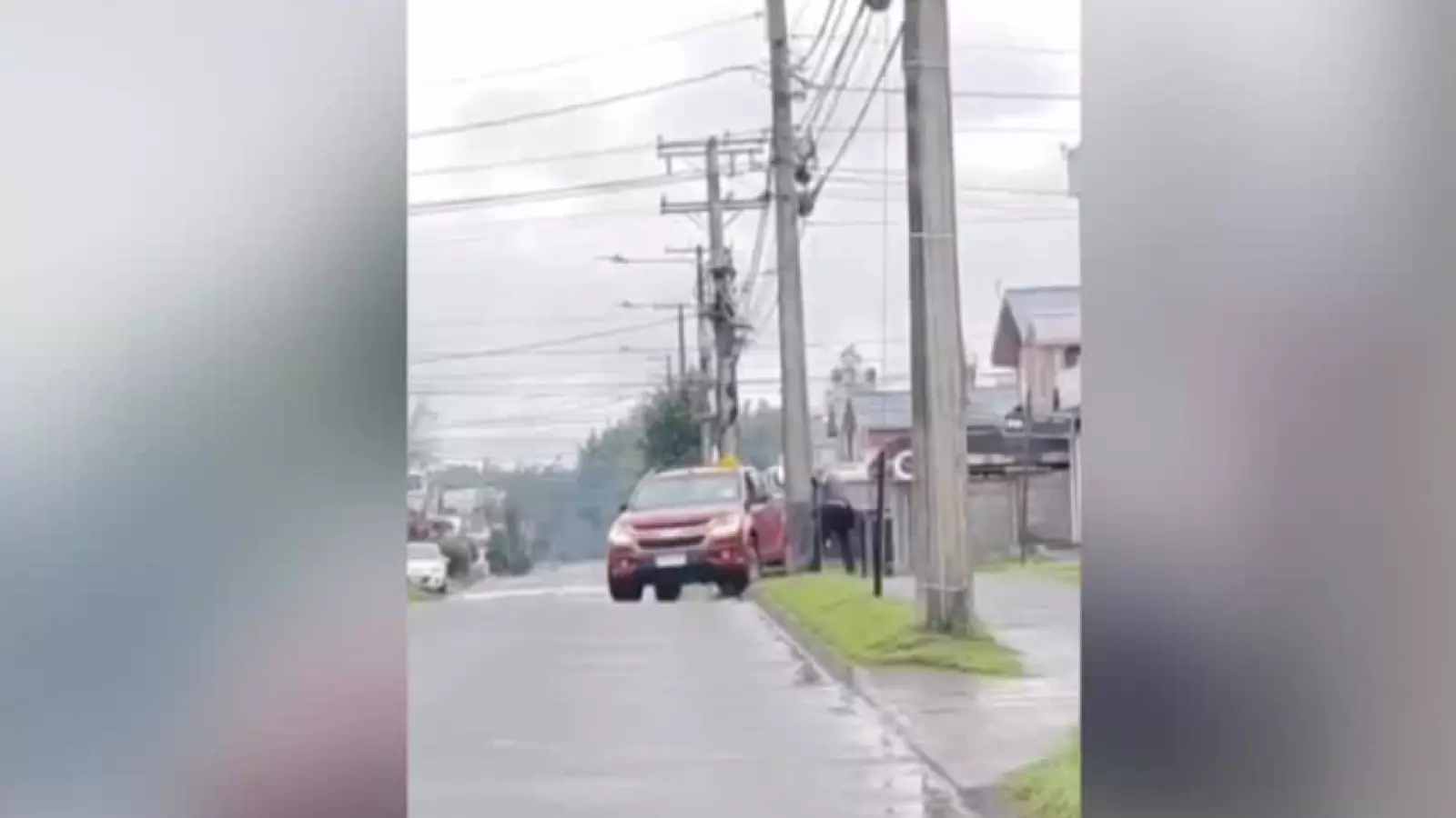 Conductor intentó atropellar a un joven en Temuco: la víctima se defendió con un palo