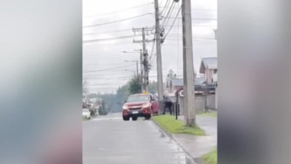 <p>Conductor intentó atropellar a un joven en Temuco: la víctima se defendió con un palo</p>Conductor intentó atropellar a un joven en Temuco: la víctima se defendió con un palo
