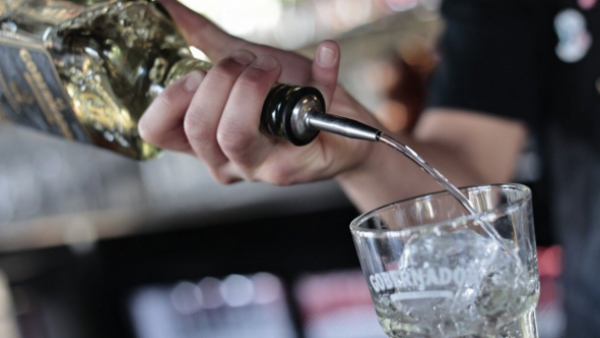 ISP alerta de riesgos por desafíos virales que mezclan antigripales con alcohol
