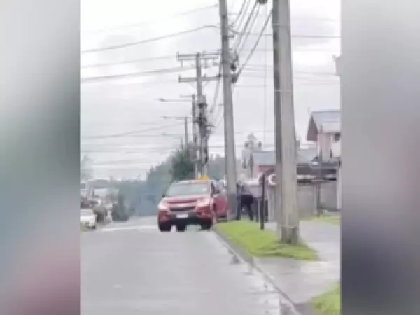 Conductor intentó atropellar a un joven en Temuco: la víctima se defendió con un palo