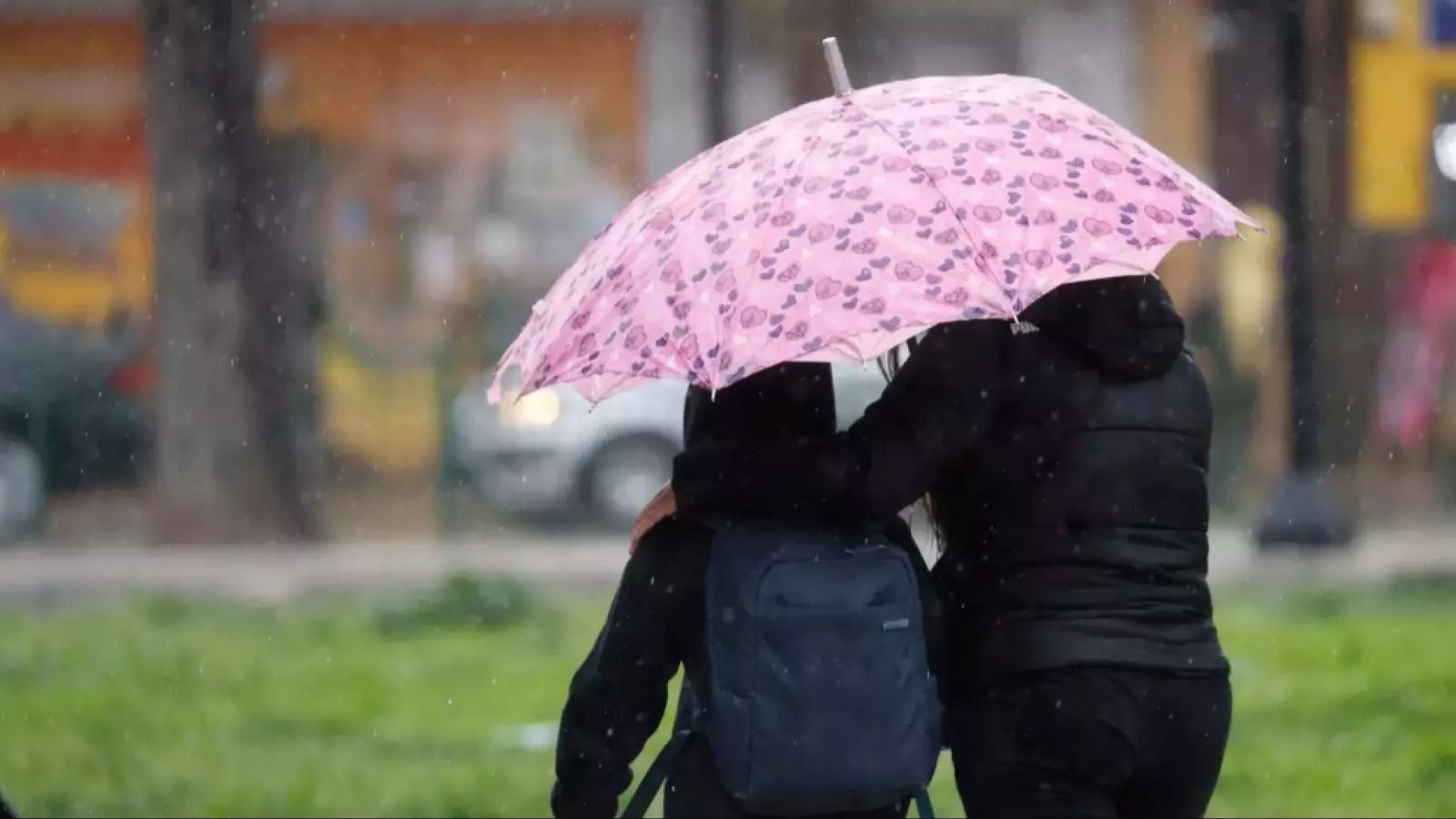 ¡A sacar los paraguas este sábado! Pronostican precipitaciones y fuertes vientos para la Región Metropolitana
