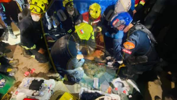 Equipo USAR de Bomberos chilenos rescata con vida a vigilante tras terremotos en Venezuela: Pasó 8 días bajo escombros
