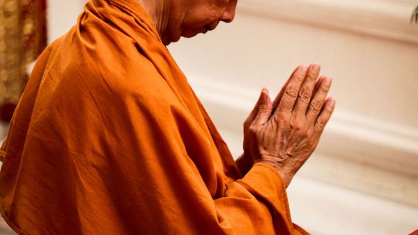 Camioneta conducida por menor de edad atropella a grupo de monjes en Tailandia y deja cerca de 9 muertos
