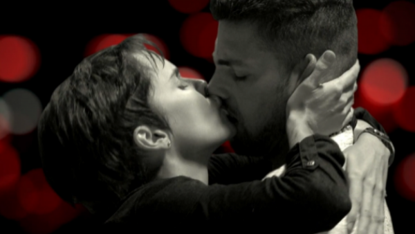 Avenida Brasil - T1E63 | Un beso apasionado

