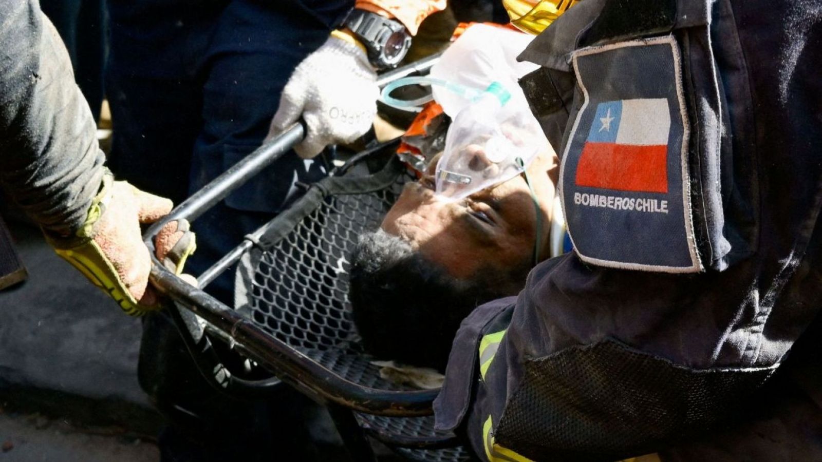 "Estamos en las nubes": el relato de Bomberos de Chile tras el "milagroso" rescate de Hernán Gil
