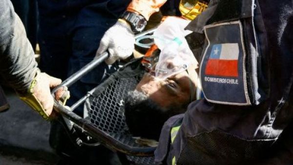 "Estamos en las nubes": el relato de Bomberos de Chile tras el "milagroso" rescate de Hernán Gil
