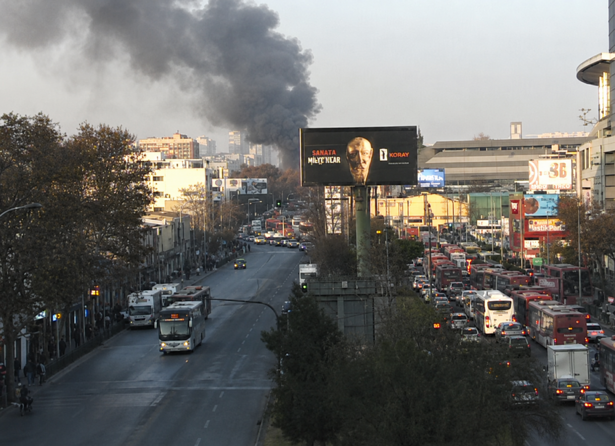 Incendio afecta a local comercial en plena Alameda: Bomberos trabaja en el lugar y hay desvíos de tránsito
