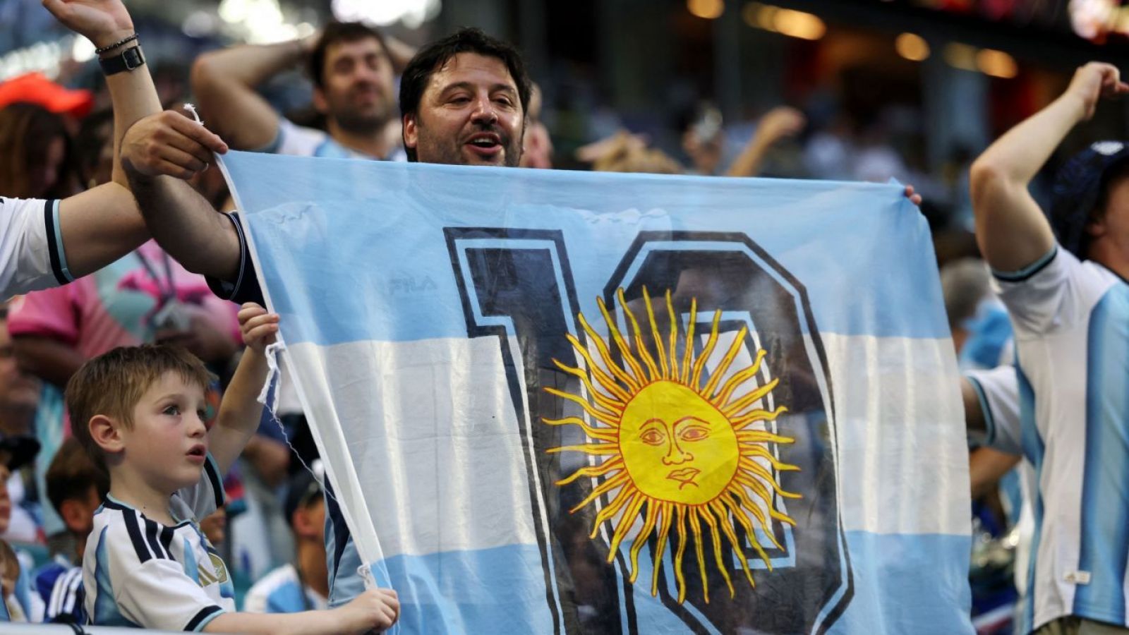 "El que no salta": El cántico de los hinchas argentinos en partido contra Cabo Verde
