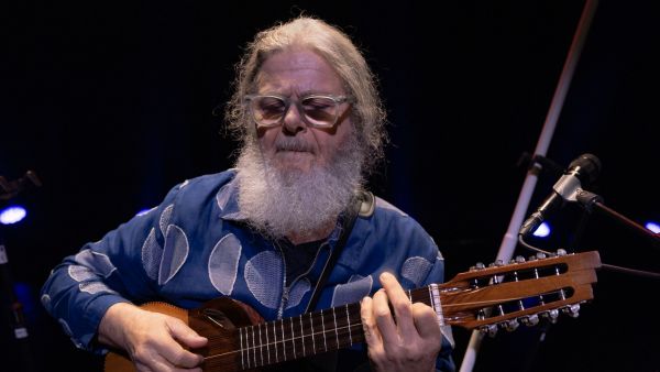 Gustavo Santaolalla vuelve a Chile con su "Ronroco Tour" con conciertos en Santiago y Concepción
