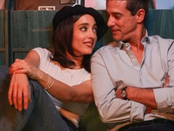 Francisca Walker y Matías Oviedo protagonizan obra de teatro que revive los clásicos de los 90