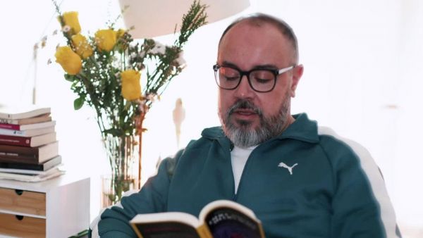 Fernando Delgado: el guionista de teleseries que también conquistó la literatura

