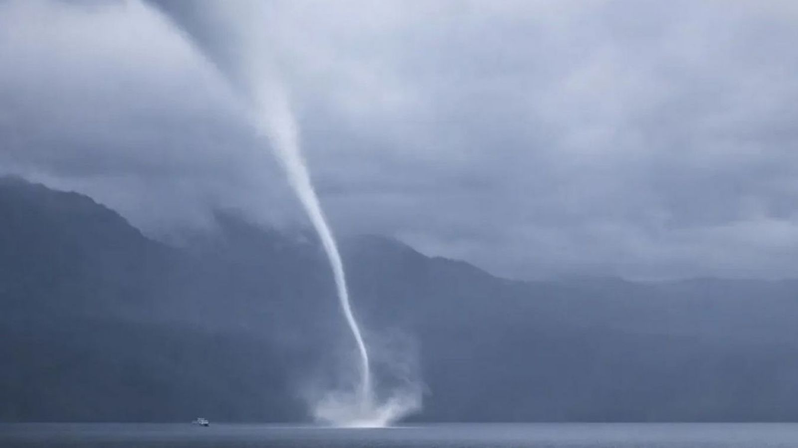 <p>Alerta por posible formación de trombas marinas en cuatro regiones</p>
