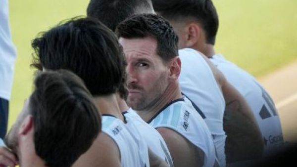 "Otra vez nos durmieron": FIFA anuncia a los árbitros para Argentina vs. Suiza y un detalle generó OLA DE COMENTARIOS
