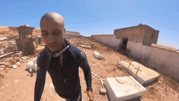 Condenan a youtuber por cocinar y comerse a un perro en Marruecos
