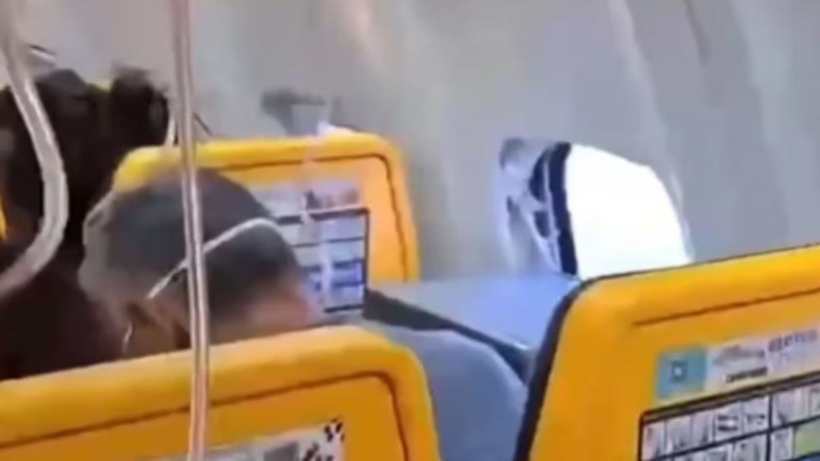 <p>Hombre fue parcialmente succionado por una ventanilla que se rompió en pleno vuelo de Ryanair</p>
