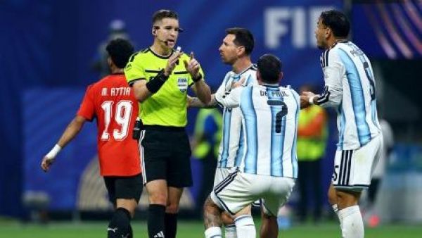 Todo el mundo lo estará mirando: El árbitro elegido para el partido Argentina vs. Suiza

