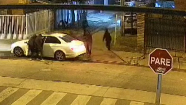 Intentó rescatar a sus hijos y terminó atropellada: Video evidencia violento actuar de delincuentes en encerrona
