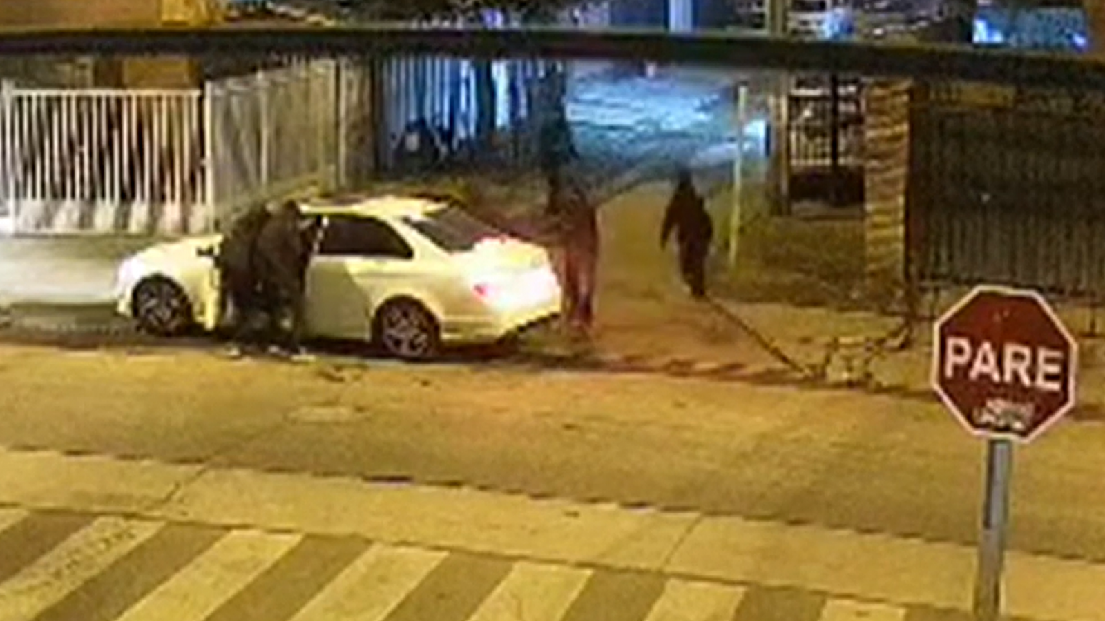 Intentó rescatar a sus hijos y terminó atropellada: Video evidencia violento actuar de delincuentes en encerrona
