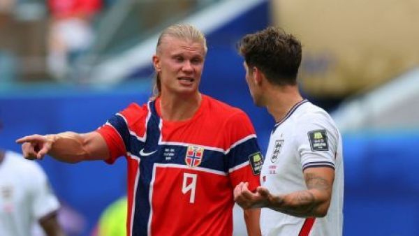 Polémica falta previa de Haaland anula gol de Noruega ante Inglaterra
