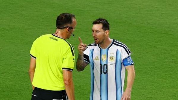 "A mí, háblame bien": El encontrón que generó la furia de Messi con árbitro de Argentina y Suiza
