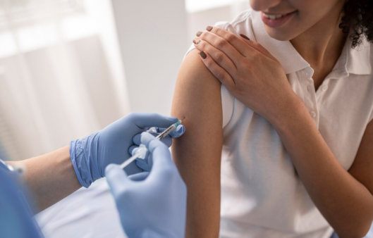 Influenza en la RM: Cobertura sigue bajo la meta y refuerzan puntos gratuitos
