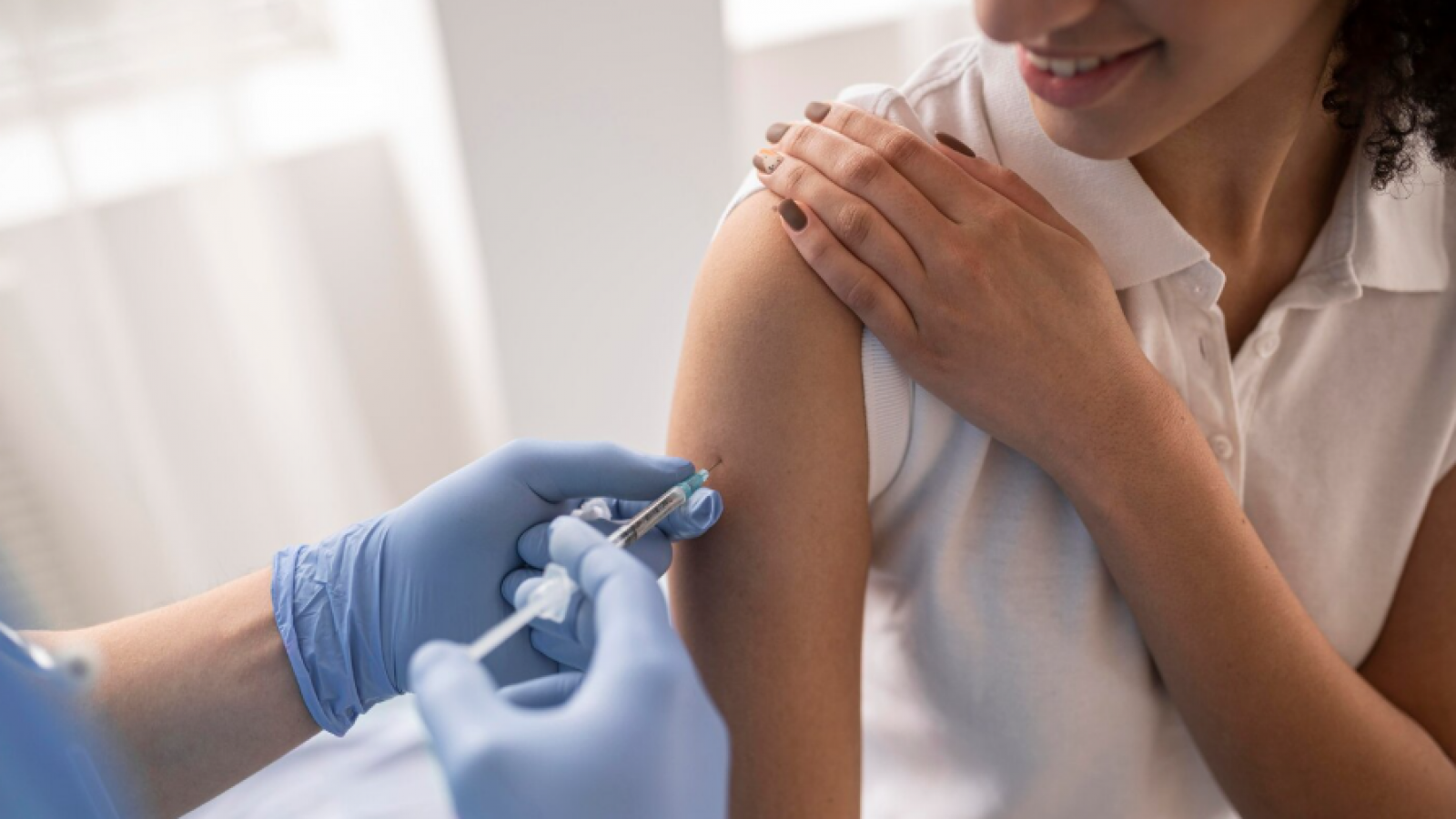 Influenza en la RM: Cobertura sigue bajo la meta y refuerzan puntos gratuitos
