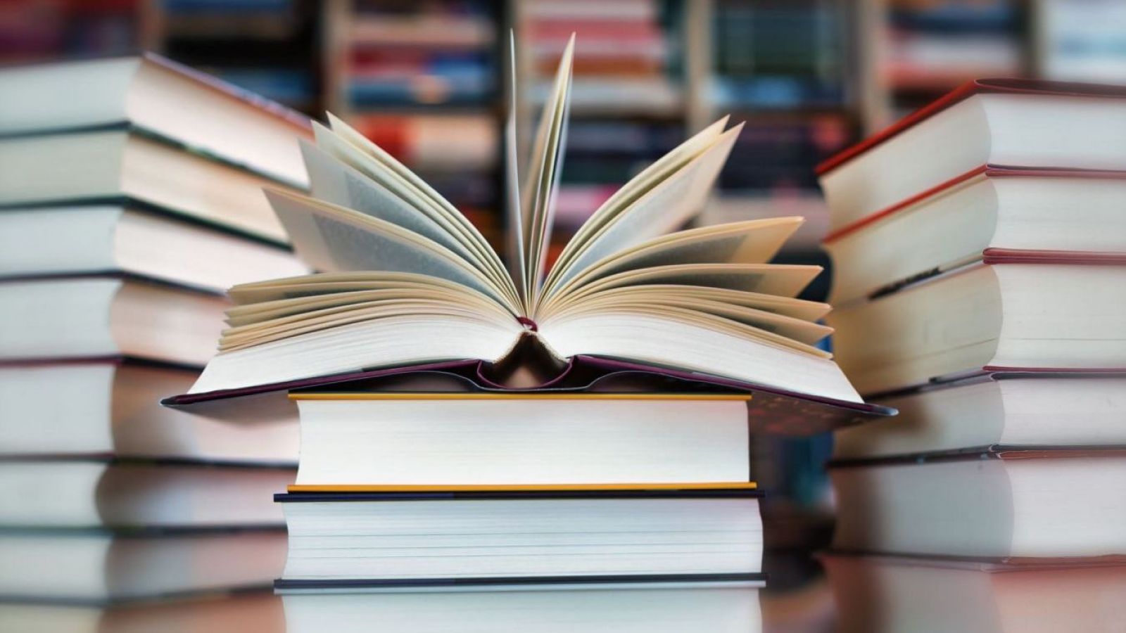<p>Librería cierra histórica sucursal en Santiago y anuncia venta con descuentos en todos sus libros</p>
