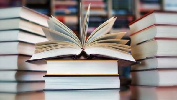 <p>Librería cierra histórica sucursal en Santiago y anuncia venta con descuentos en todos sus libros</p>