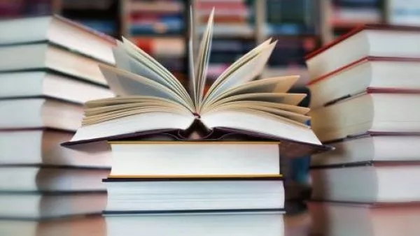 Librería cierra histórica sucursal en Santiago y anuncia venta con descuentos en todos sus libros