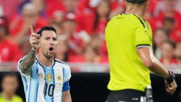 FIFA anuncia a los árbitros para Inglaterra vs. Argentina y así reaccionó la prensa
