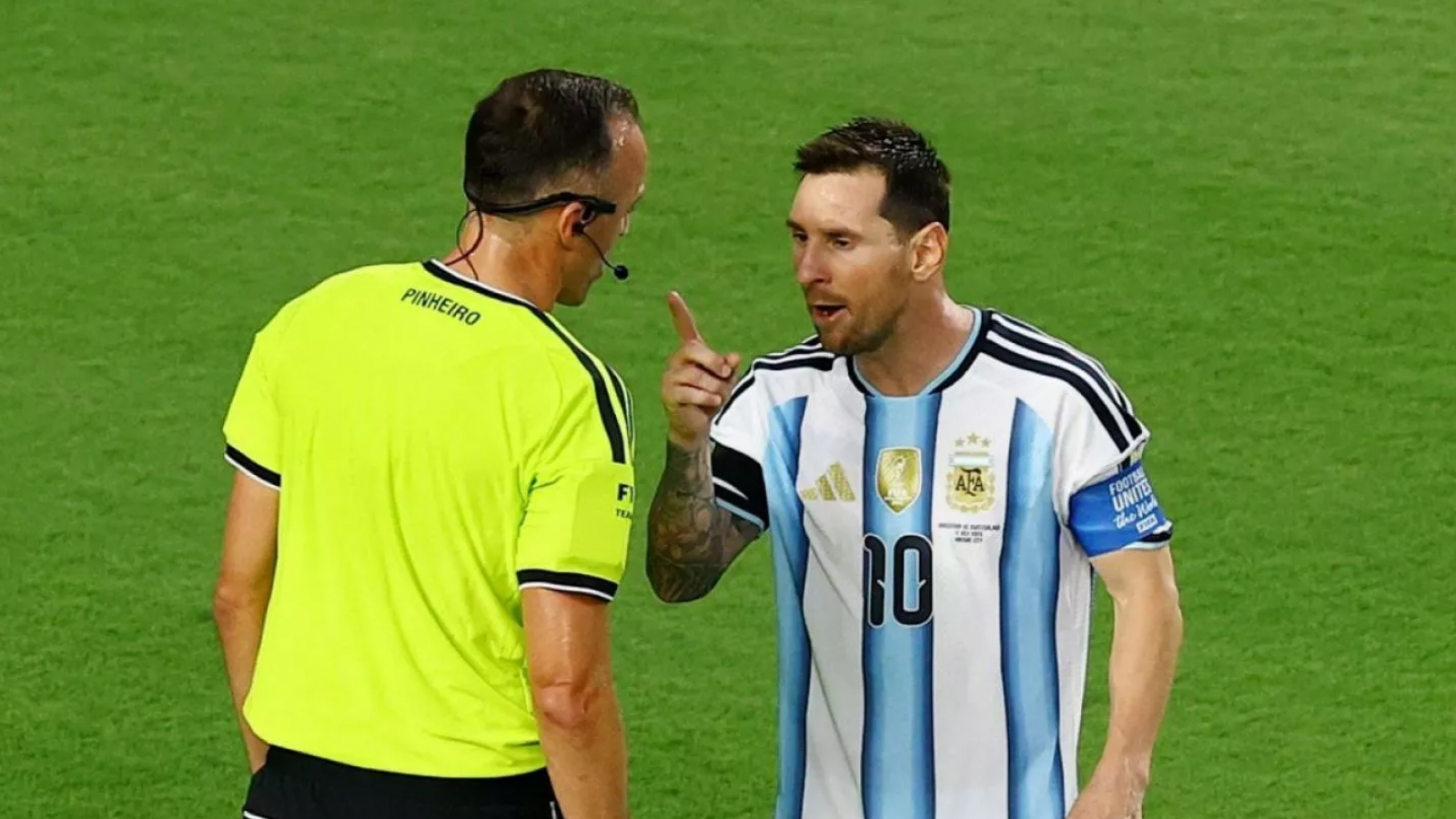"Al favorito de Messi": indignación en Inglaterra por decisión de la FIFA
