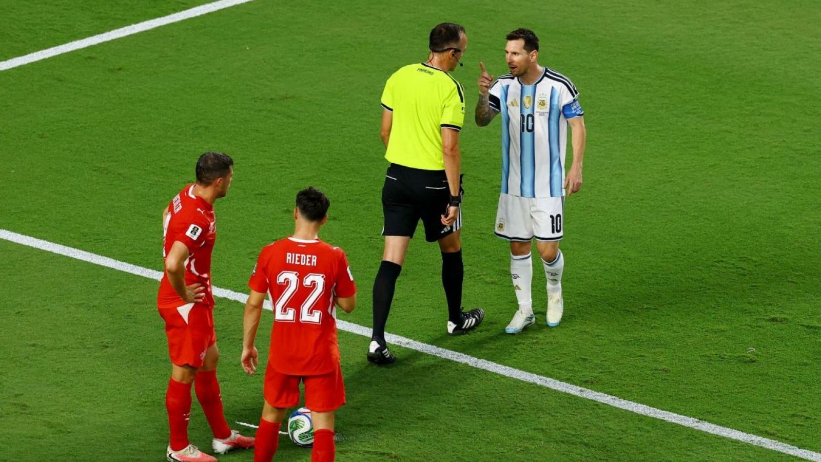 Sorpresa de último minuto: FIFA incluye a un árbitro chileno para el partido Inglaterra vs. Argentina
