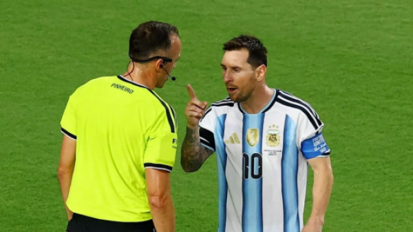 "Al favorito de Messi": indignación en Inglaterra por decisión de la FIFA
