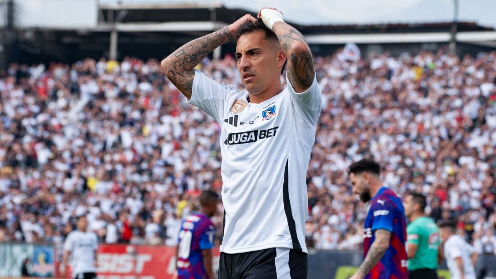 Tras apelación de Colo Colo: ANFP reduce castigo a Javier Correa
