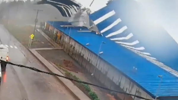 Impresionante registro: Techumbre de escuela quedó destruida tras fuerte viento en Tomé
