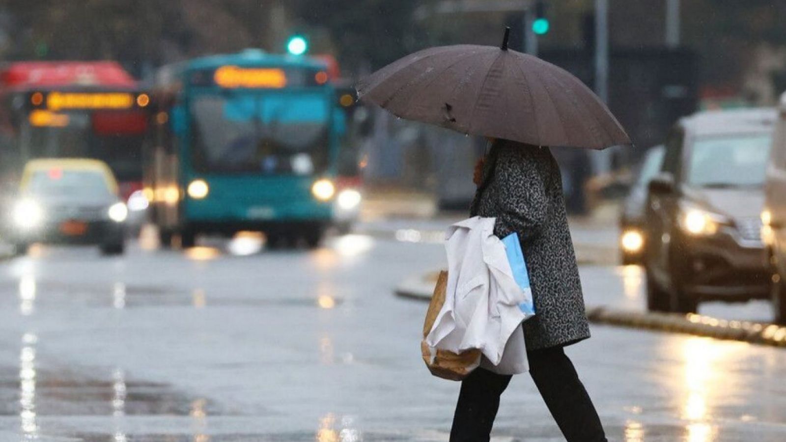 <p>¿No puedes ir a trabajar por la lluvia? Esto dice la ley sobre descuentos y despidos</p>
