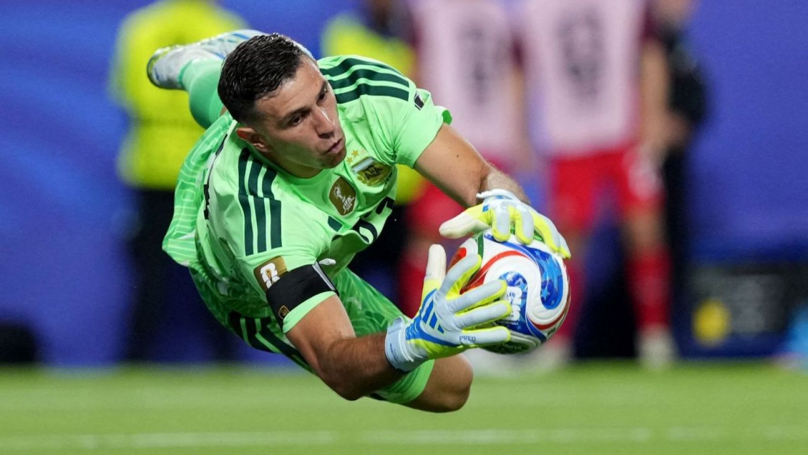 Mundial 2026: Alarma en Inglaterra por "los 10 trucos sucios del Dibu Martínez"
