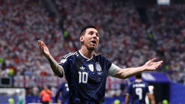 La bandera "prohibida por la FIFA" que mostró Argentina tras derrotar a Inglaterra
